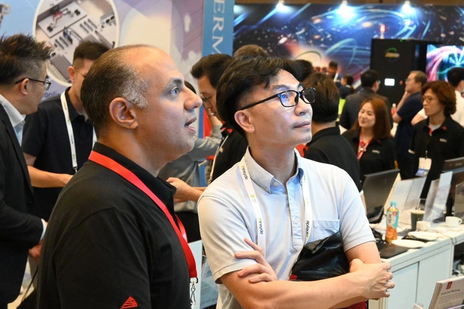 展会现场熙熙攘攘的通道——您的商机就在这里