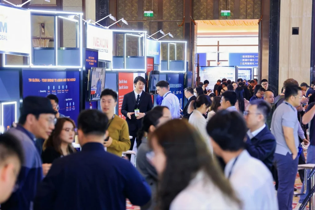 2026 全球数据周展会现场,蓝色展位与参观人群
